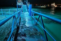 Waterballet in haven Den Oever: overstroming op kades