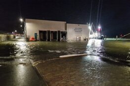 Waterballet in haven Den Oever: overstroming op kades