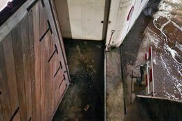 Waterballet in haven Den Oever: overstroming op kades