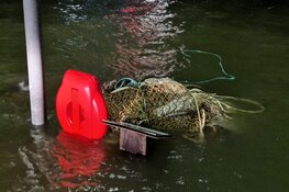 Waterballet in haven Den Oever: overstroming op kades