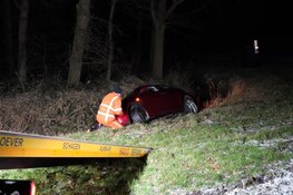 Auto raakt van de weg in Wieringerwerf