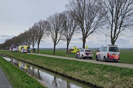 Auto tegen boom gereden en raakt te water in Wieringerwaard