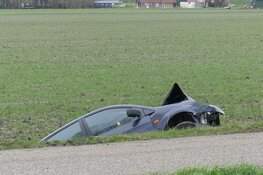 Auto tegen boom gereden en raakt te water in Wieringerwaard