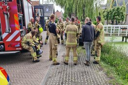 Auto op zijn kant bij ongeluk op Dorpsstraat Nieuwe Niedorp
