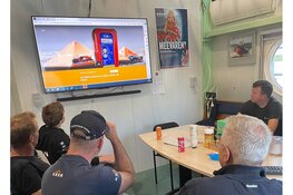 KNRM Den Oever blij met beeldscherm via het Iedereen kan meedoen-fonds