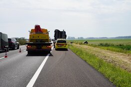 Voertuig crasht op A7 bij Middenmeer, twee gewonden