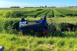 Auto belandt op kop in de sloot in Breezand