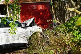 Auto tegen garage van woning gereden in Wieringerwerf