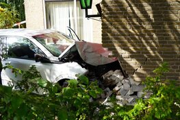 Auto tegen garage van woning gereden in Wieringerwerf