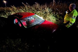 Auto vliegt uit de bocht in Middenmeer