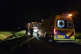 Bromfietser rijdt sloot in, in Barsingerhorn