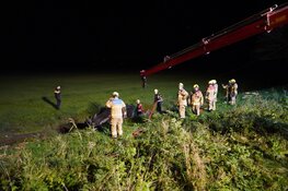 Auto te water langs N242 in Middenmeer