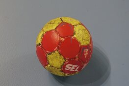 Handbalsters VZV in ieder geval tot morgen koploper na winst op Quintus