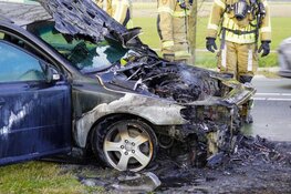 Auto vliegt in brand tijdens het rijden op N241