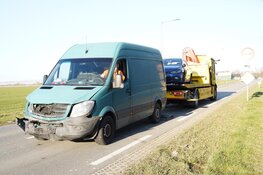 Veel schade bij botsing tussen bestelbus en auto in Middenmeer
