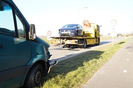 Veel schade bij botsing tussen bestelbus en auto in Middenmeer