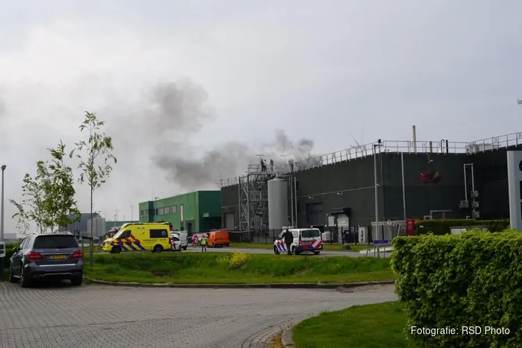 Grote brand bij poeliersbedrijf in Middenmeer, dikke rookwolken over A7