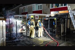Brand verwoest schuur en achtertuin in Wieringerwerf