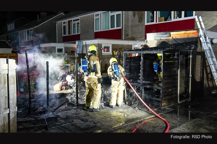 Brand verwoest schuur en achtertuin in Wieringerwerf