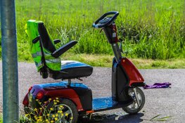 Man met scootmobiel te water aan de Hippolytushoeverkruisweg