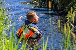 Man met scootmobiel te water aan de Hippolytushoeverkruisweg