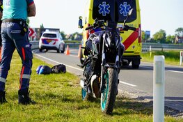 Motorrijdster licht gewond na val op N240