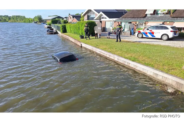 Auto moet uitwijken en zinkt bijna volledig in Boomervaart
