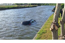 Auto moet uitwijken en zinkt bijna volledig in Boomervaart