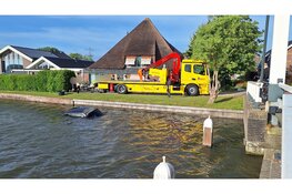 Auto moet uitwijken en zinkt bijna volledig in Boomervaart
