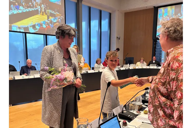 Nieuwe kinderburgemeester geïnstalleerd tijdens raadsvergadering Hollands Kroon