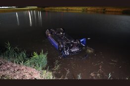Auto belandt over de kop in sloot, twee gewonden