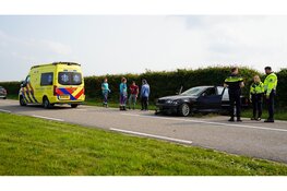 Auto vliegt over de kop en belandt bijna op A7 bij Middenmeer