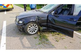 Auto vliegt over de kop en belandt bijna op A7 bij Middenmeer