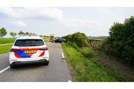 Auto vliegt over de kop en belandt bijna op A7 bij Middenmeer