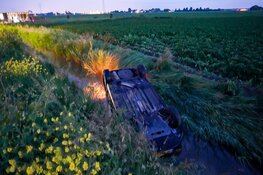 Auto belandt over de kop in de sloot in Haringhuizen