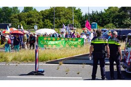 Afsluitdijk weer vrijgegeven na demonstratie Extinction Rebellion, tegendemonstranten in Den Oever gooien met eieren