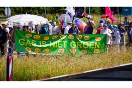 Afsluitdijk weer vrijgegeven na demonstratie Extinction Rebellion, tegendemonstranten in Den Oever gooien met eieren