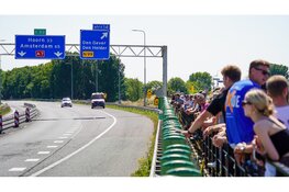 Afsluitdijk weer vrijgegeven na demonstratie Extinction Rebellion, tegendemonstranten in Den Oever gooien met eieren