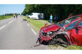 Veel schade en twee gewonden na botsing op N248