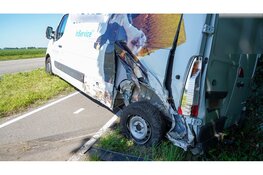 Veel schade en twee gewonden na botsing op N248