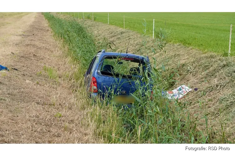 Auto over de kop op N242 bij Winkel