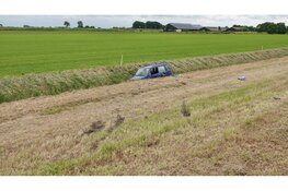 Auto over de kop op N242 bij Winkel