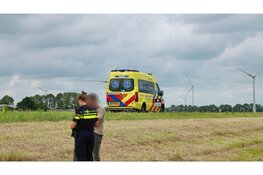 Auto over de kop op N242 bij Winkel