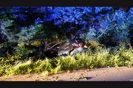 Auto raakt van de weg op N240, bestuurder probeert te vluchten