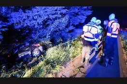 Auto raakt van de weg op N240, bestuurder probeert te vluchten