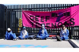 Demonstratie bij datacenter van Microsoft in Middenmeer