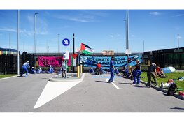 Demonstratie bij datacenter van Microsoft in Middenmeer