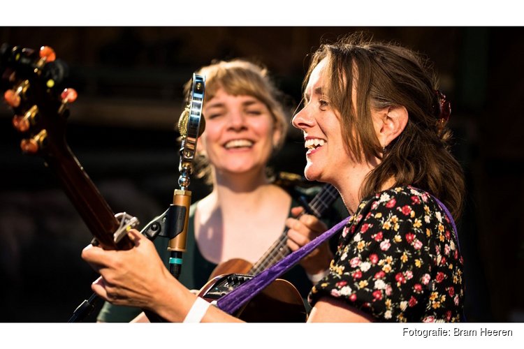 Sophie Janna en Margot Merah presenteren hun ’Folkconcert The Lasses’ in Scagon De Luxe