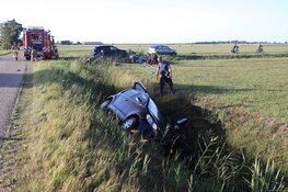 Twee voertuigen in sloot na ongeval op kruising in Hippolytushoef