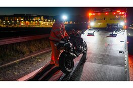 Motorrijder gewond na val over balk op snelweg